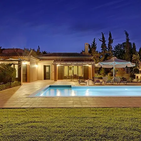 Villa Sleeps 4 Pool Air Con Wifi *